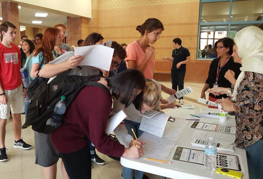 Prospective donors gather to sign up for the blood drive before lunch outside cafeteria B on Aug. 31. Photo by Mo Wood. 