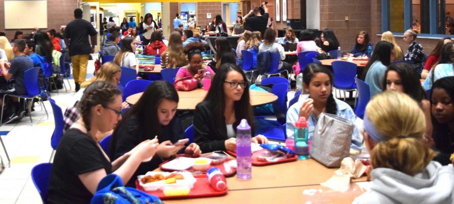 Students gather for C lunch on Nov. 2. Photo by Mo Wood. 