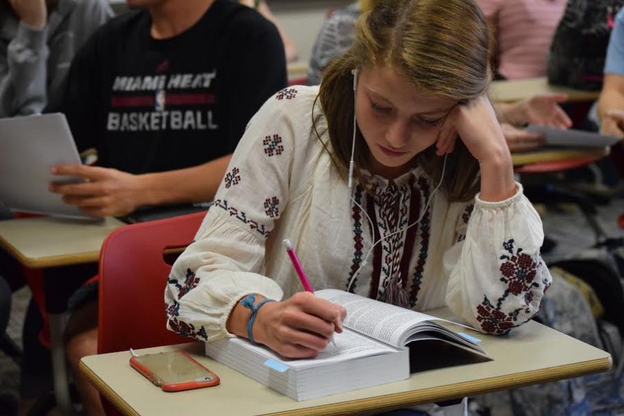 Sophomore Caroline Riebe annotates her textbook in Mrs. Paternosters 7th period APUSH class on Sept. 9. Photo by Grace Brooks. 