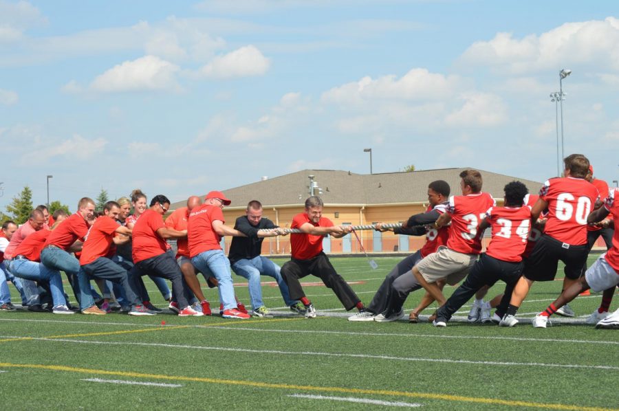 Teachers+play+Tug-of-War+with+the+football+players+on+the+2016+Homecoming+pep+rally.+Photo+by+Tamera+Sims.+