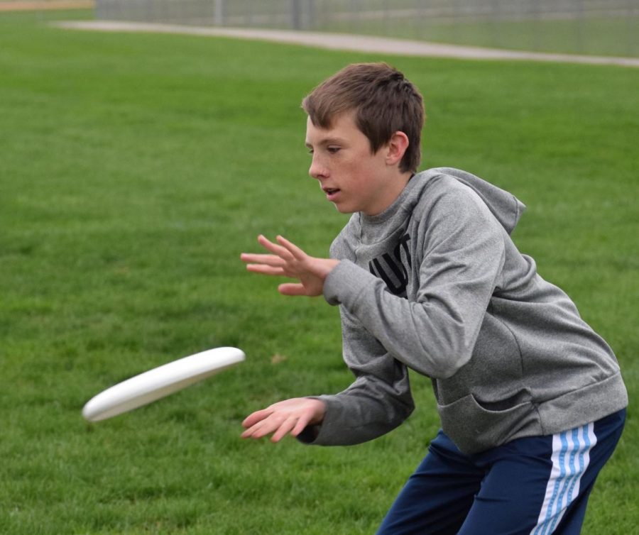 Freshman Grant Meng prepares to catch the frisbee thrown by a teammate at practice on Oct. 24. Photo by Nya Thornton. 