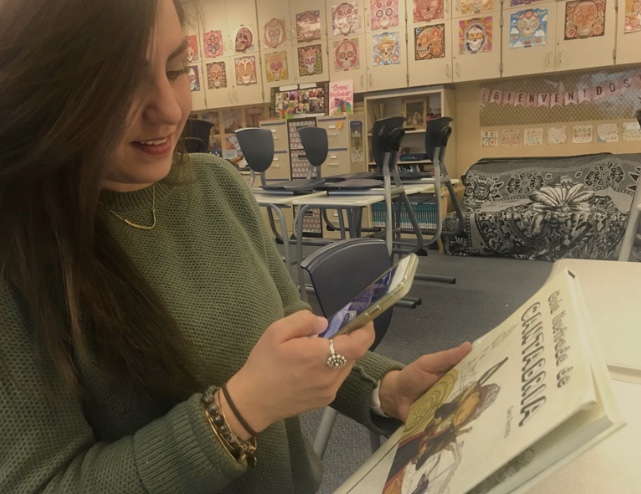 Spanish teacher Stephanie takes a photo of her Spanish book “Guía Ilustrada de Cantabria” to post on Twitter for her final day of the challenge.