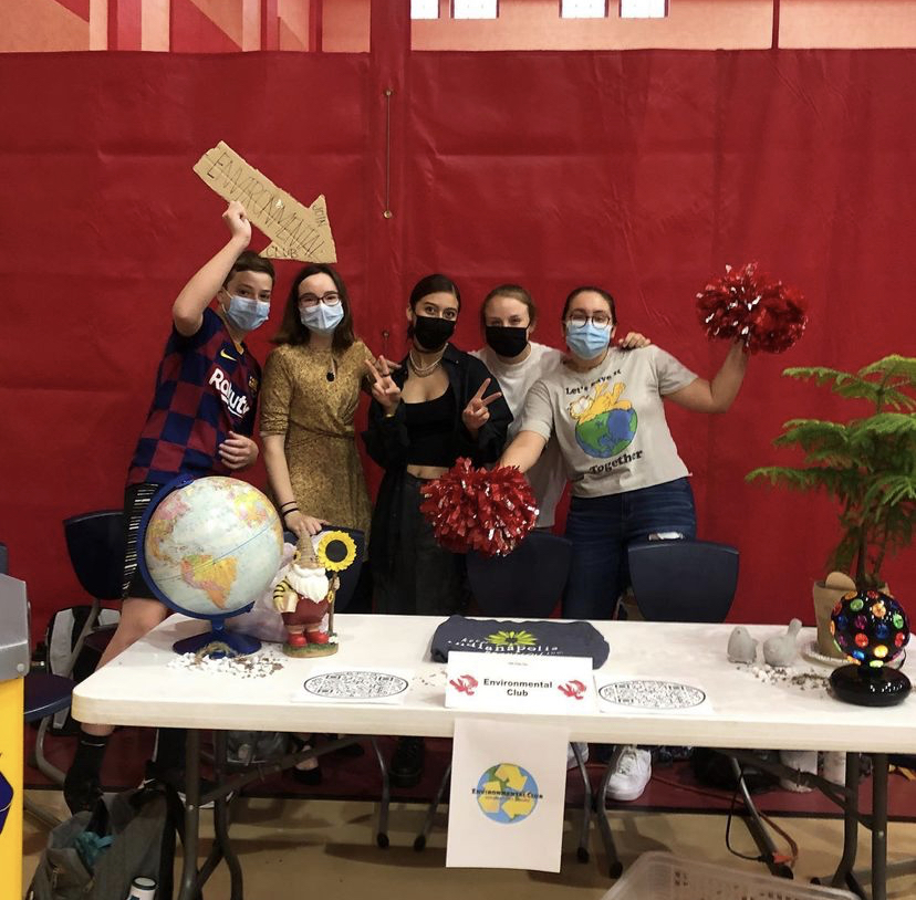 Sophomore Jack Moriarty, seniors Grace Moriarty, Sydney Britt and Sofia Villalta pose for a photo for Environmental Club’s Instagram after hosting a booth at the school club fair on Aug. 19. 