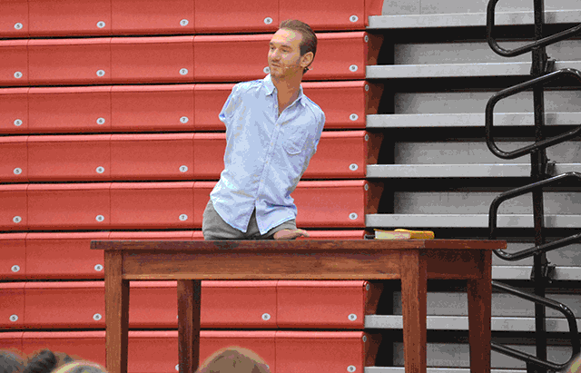 Nick+Vujicic+visits+and+speaks+to+students