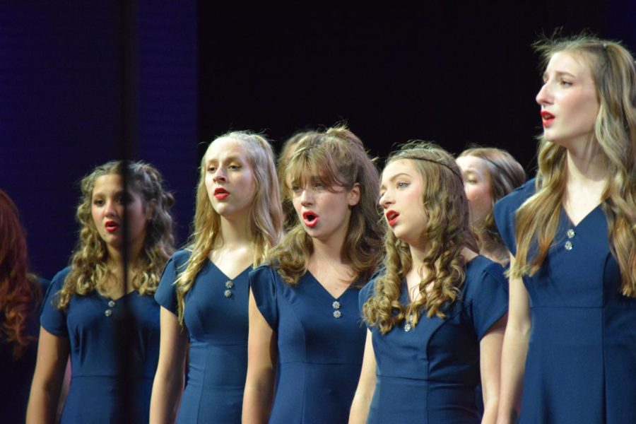 Sound performers junior Wesley Dennett, sophomore Marissa Surette, junior Lily Sharp, senior Gracie Phlipot and senior Rose Bohlsen sing ‘The Peace of Wild Things’, by Sean Ivory. The fall concert took place on Sept. 27.