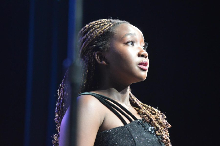 Junior Wangechi Mwangi prepares to start her solo in FHS advanced mixed show choir, Electrum. The fall concert took place on Sept. 27.